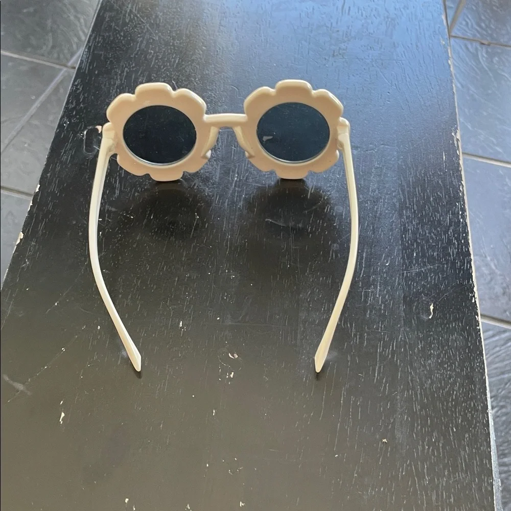 Kids Flower-Shaped Cream Sunglasses